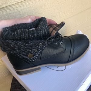 BRAND NEW IN BOX sz 9 boots